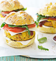 Hamburguesas de coliflor y calabaza con pan de cúrcuma