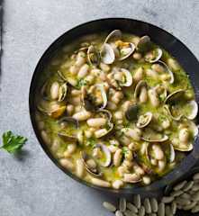 Fabas con almejas en cocción lenta