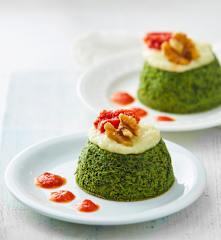Tortino di cicorie su salsa al pomodoro e crema di cipolle