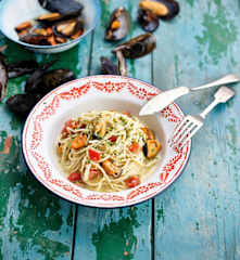 Esparguete com mexilhões e molho de mostarda