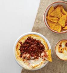 Tortilhas com molho de tomate e pimentos gratinado
