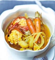 Nage de langouste aux petits légumes et safran