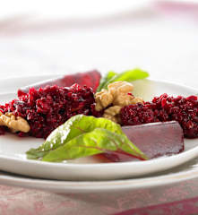 Rote-Bete-Salat mit Äpfeln und Nüssen