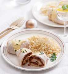 Roladki z kurczaka z chorizo i jogurtowym sosem curry