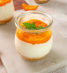 Cheesecake al vapore con coulis di pesche e albicocche (vegan)