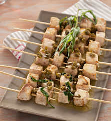Brochetas de pez espada a la mantequilla negra con cerveza