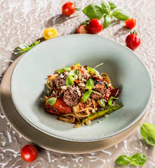 Spaghetti mit Gemüse-Sugo und Fleischbällchen