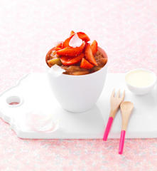 Soupe de fraises à la compotée de rhubarbe, coulis de chocolat blanc