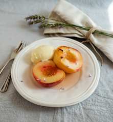 Geschmorter Weinbergpfirsich mit Lavendeleis