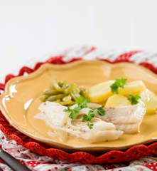 Raia com cebolada e batatas