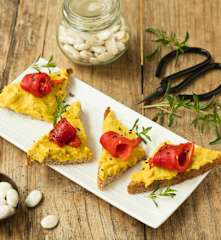 Warmer Bohnenaufstrich mit gegrillten Paprikastreifen