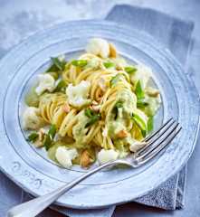 Linguine mit Blumenkohl und Avocado-Schmand-Sauce