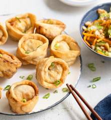 Raviolis wonton frits et poêlée de chou aux cacahuètes