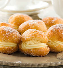 Pelotas de fraile rellenas de crema pastelera