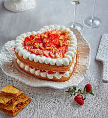 Torta multistrato alle fragole con croccante a nido d'ape