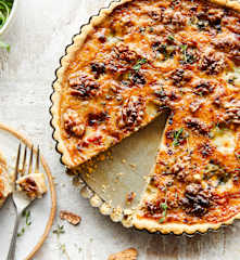 Tarte au roquefort, oignons caramélisés et noix