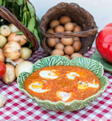 Tomatada com ovos escalfados