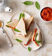 Sándwiches de sobrasada y miel con queso y espinacas