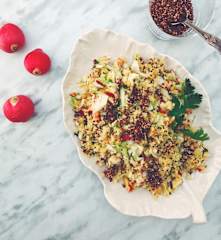 Salada marinada com quinoa e sementes tostadas