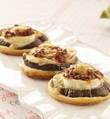 Sandwiches aubergine, fromage et oignons caramélisés
