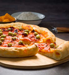 Pizza con borde relleno de queso