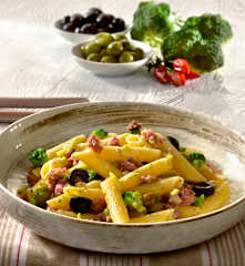 Penne mit Broccoli, Salsiccia und Oliven