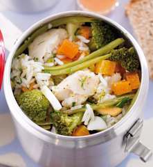 Salada de arroz com legumes e peixe