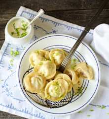 Pelmeni mit Meerrettich-Dip