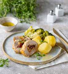 Polędwica faszerowana mozzarellą i suszonymi pomidorami z ziemniakami i brokułem