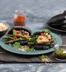 Czarne bułeczki bao z łososiem