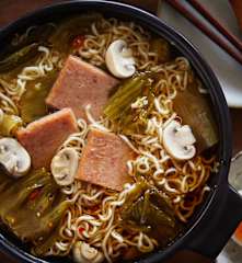 泡椒酸菜午餐肉方便面