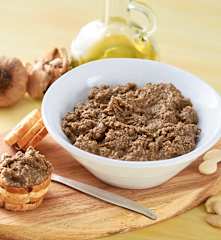 Crema untable de aceitunas y almendras con ajo negro