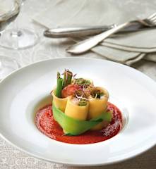 Rigatoni giganti ripieni su salsa di pomodoro