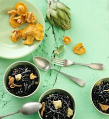 Esparguete preto com fricassé de alcachofra