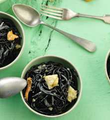 Espaguetis negros con fricasé de alcachofa