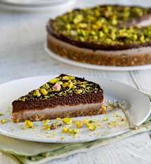 Τάρτα με κρέμα από φιστίκια κάσιους και μους σοκολάτας με αβοκάντο