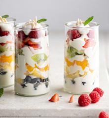 Vasitos arcoíris de fruta y crema de yogur