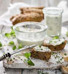 Domácí bylinkové pomazánkové máslo