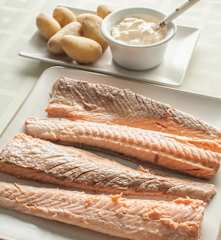 Salmón a la sal con patatas al vapor