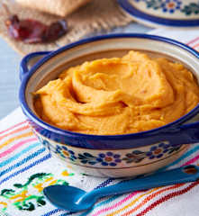 Puré de papa y camote con chile morita