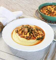 Polenta com ragu de grão de bico