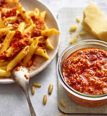 Rotes-Pesto-Dressing zu Nudelsalat