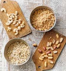 Cacahuates o nueces picados gruesos (100-200 g)