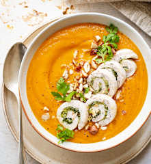 Soupe de patates douces à la noisette et filets de dinde aux herbes