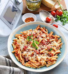 Macaroni aux tomates, olives et piment