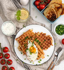 Wytrawne gofry lub placki z szynką i serem