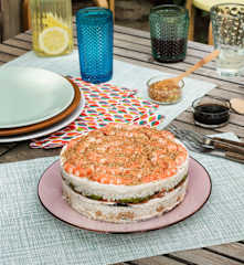 Pastel frío de arroz, pollo y salmón