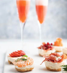 Coctel de champagne de fresa con mini tartas de queso