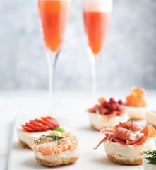 Cocktail Rossini con mini cheesecake salate