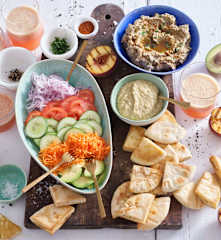 Tábua de Verão - Húmus de lentilhas, salada, pão pita tostado e Bellini de pêssego